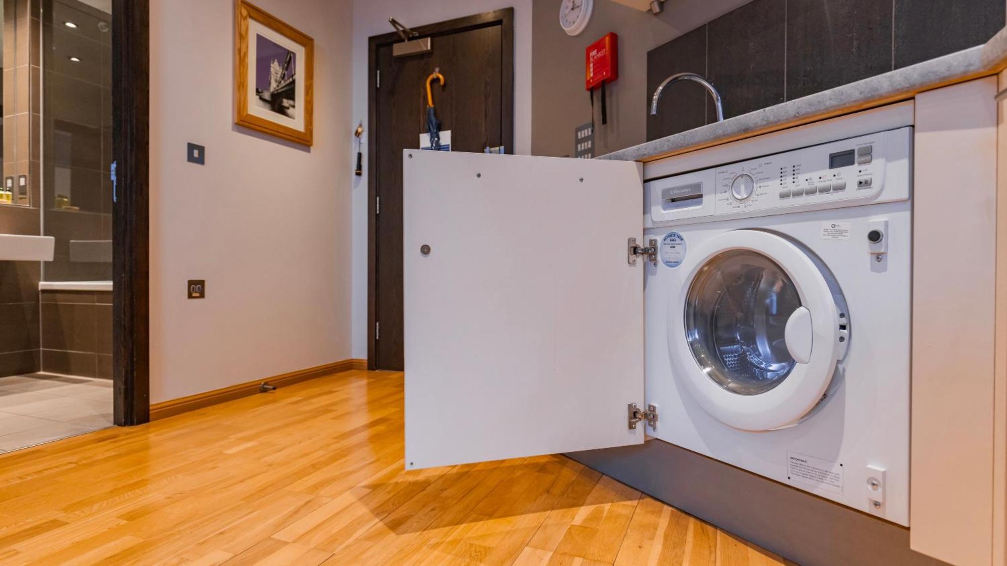 Cannon Street Serviced Apartments By Lovelystay Лондон Екстериор снимка