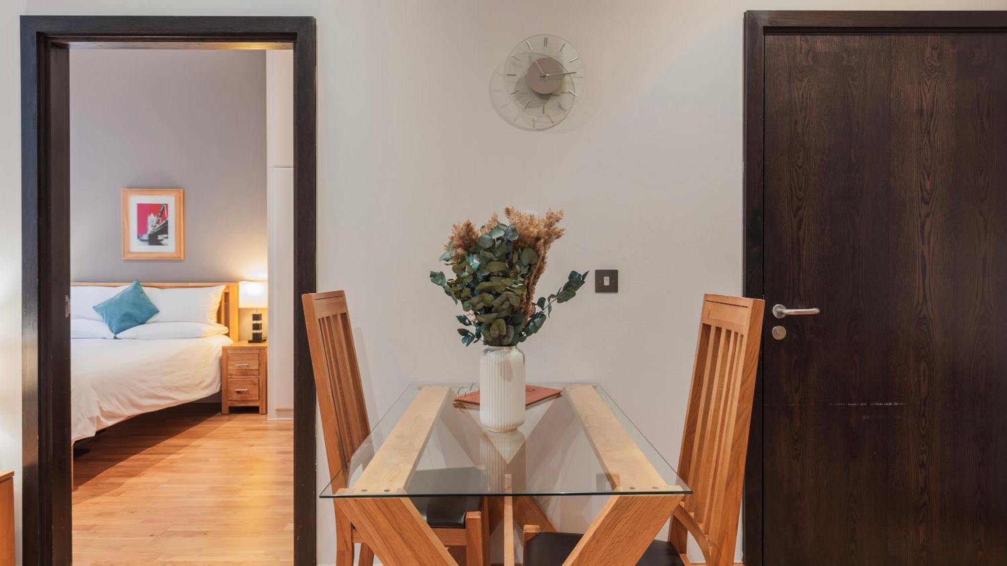 Cannon Street Serviced Apartments By Lovelystay Лондон Екстериор снимка